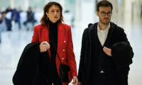 La député Sandrine Josso (g) et son avocat, Me Arnaud Godefroy, arrivent au palais de justice de Paris pour une confrontation avec le sénateur Joël Guerriau, le 6 novembre 2024 ( AFP / GEOFFROY VAN DER HASSELT )