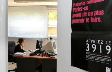 Une écoutante de la plate-forme téléphonique du 3919, numéro d'appel unique destiné aux personnes victimes ou témoins de violences conjugales, s'entretient avec une personne au téléphone, le 20 mai 2010 à Paris ( AFP / Jacques DEMARTHON )