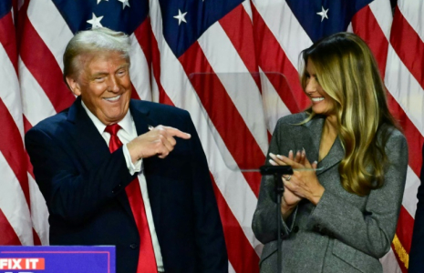 Le président américain élu Donald Trump montre du doigt son épouse Melania Trump pendant la nuit électorale au West Palm Beach Convention Center à West Palm Beach, en Floride, dans le sud des Etats-Unis, le 6 novembre 2024 ( AFP / Jim WATSON )