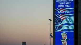 Un panneau félicitant Donald Trump pour sa victoire à la présidentielle américaine sur un bâtiment de Jérusalem, le 6 novembre 2024 ( AFP / AHMAD GHARABLI )