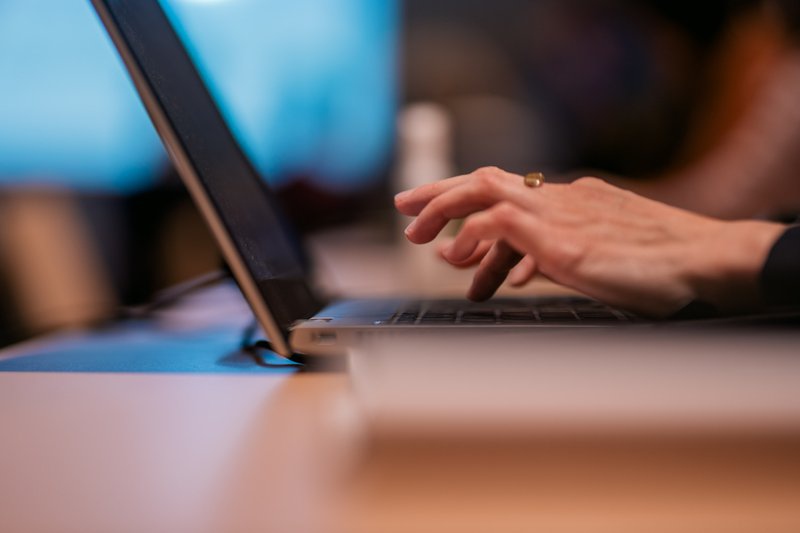 Un apprenant participant à une formation en ligne Google Ateliers Numériques