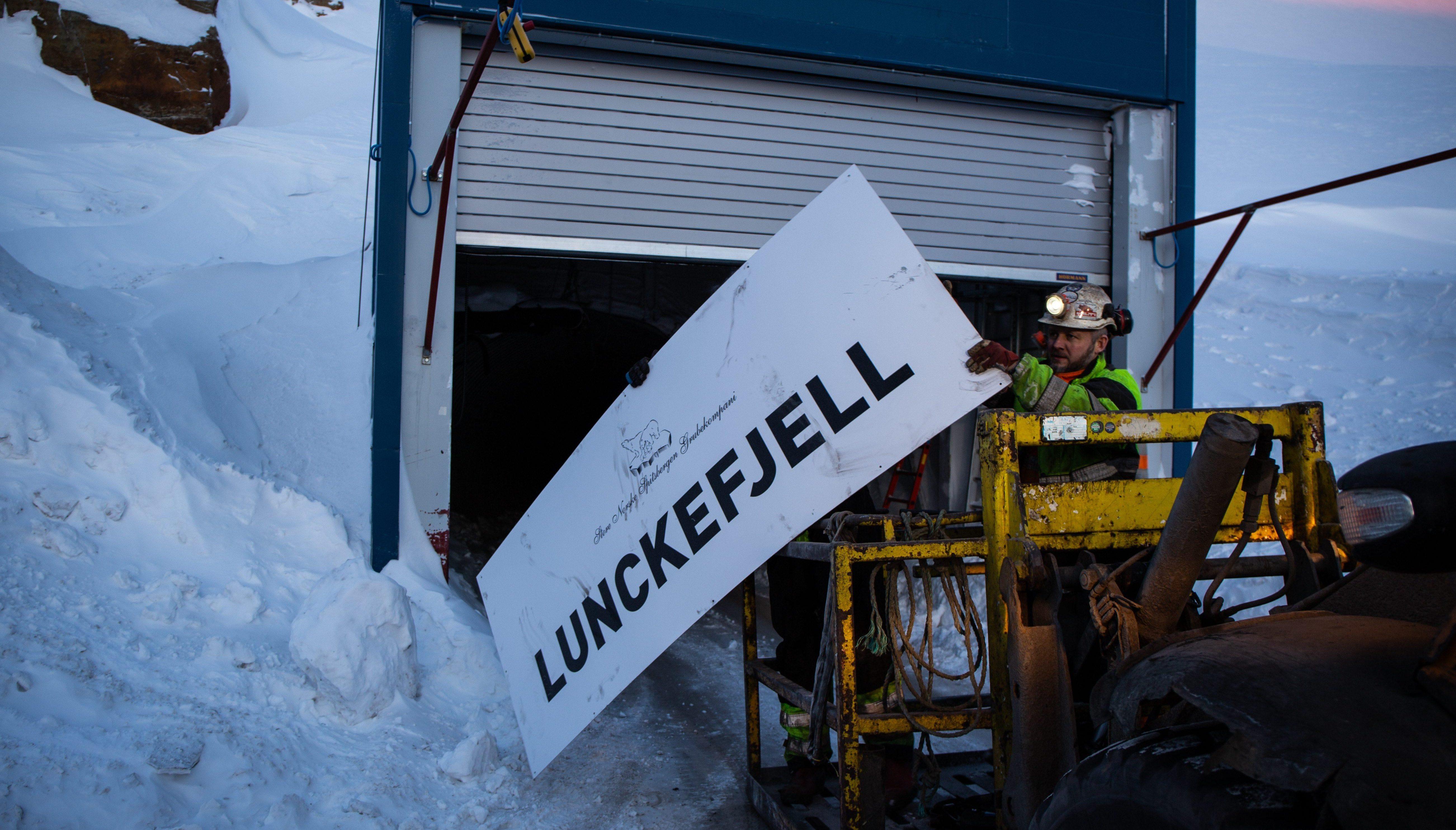 Kjell Engesvoll tar ned skiltet på Lunckefjell. Foto Store Norske