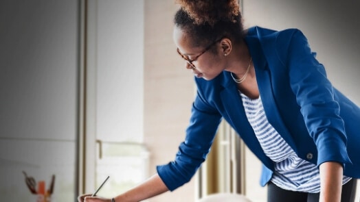 Femme travaillant à son bureau