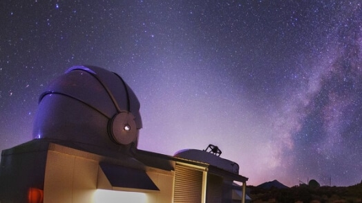 Observatoire avec la voie lactée dans le ciel nocturne