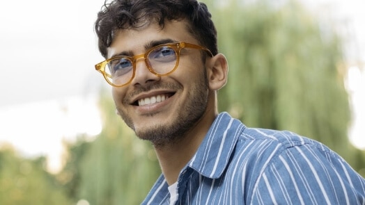 Étudiant travaillant sur un ordinateur portable à l’extérieur.