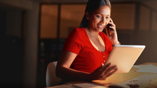 Femme travaillant sur un bureau avec une tablette et un clavier